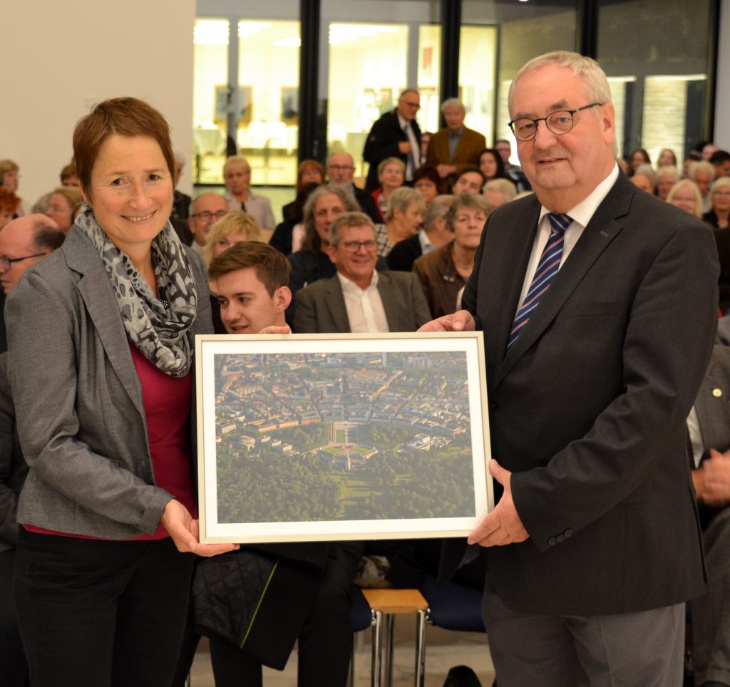 Bürgermeisterin Bettina Lisbach überreicht dem Vorsitzenden Konrad Ringle ein Luftbild der Stadt Karlsruhe